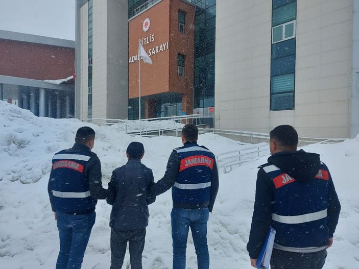 Koltukları sökülmüş 15 kişilik minibüste 52 kaçak göçmen yakalandı -1