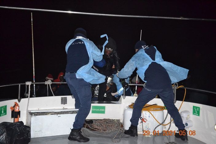 İzmir'da 48 kaçak göçmen kurtarıldı -3