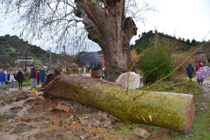 Manisa'da şiddetli sağanak, su baskınlarına neden oldu