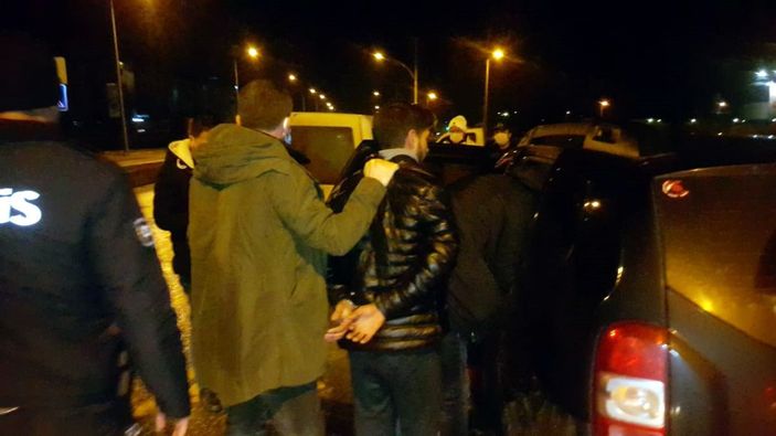 d Edirne'de havaya ateş açıp polisten kaçan 2 kişi yakalandı