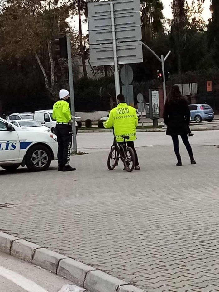 Soğukta üşüyen çocuğa montunu veren polis memuru o anları anlattı -2