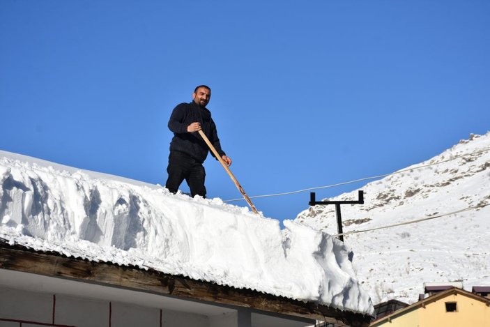 Bele bağlı iple çatıda tehlikeli kar temizliği -8