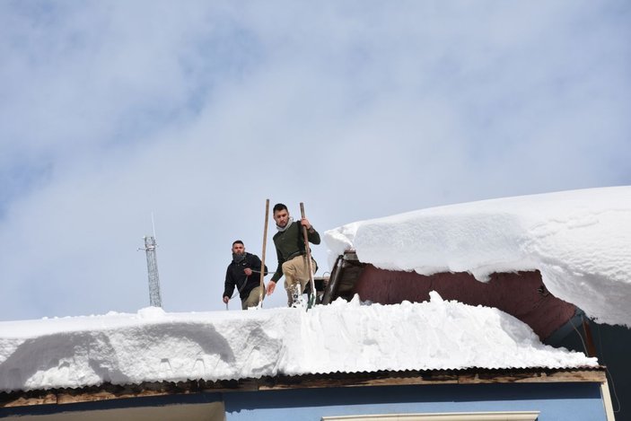 Bele bağlı iple çatıda tehlikeli kar temizliği -5