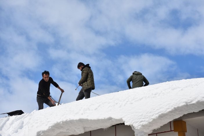 Bele bağlı iple çatıda tehlikeli kar temizliği -3
