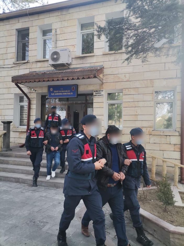 Sahte altın satan baba ile 2 oğlu tutuklandı -1