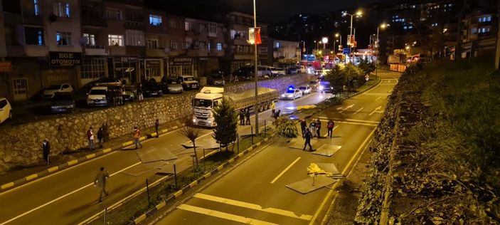 Alaplı’da seyir halindeki tırdan 10 tonluk levha saçlar yola savruldu -1