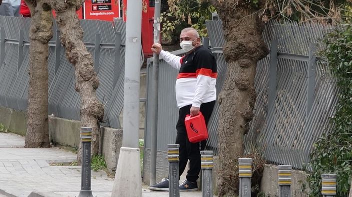 Şişli'de otomobili bağlanan korsan taksici kendini yakmak istedi -1