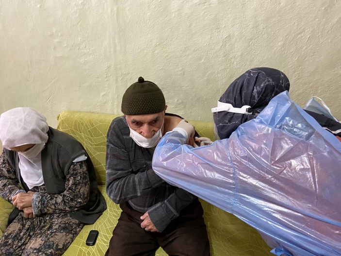 Elazığ'da zorlu kış şartlarında aşılama çalışması -2