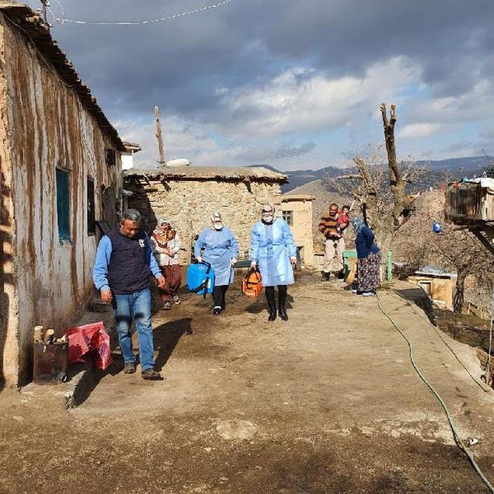 Elazığ'da zorlu kış şartlarında aşılama çalışması -4