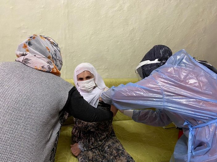 Elazığ'da zorlu kış şartlarında aşılama çalışması -3