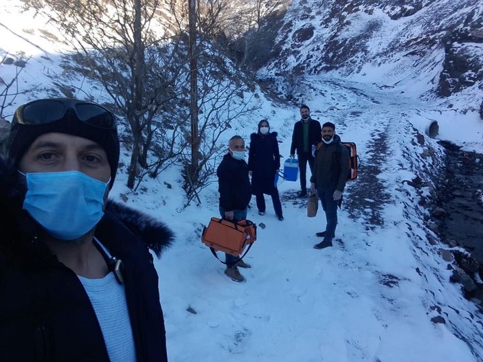 Elazığ'da zorlu kış şartlarında aşılama çalışması -1