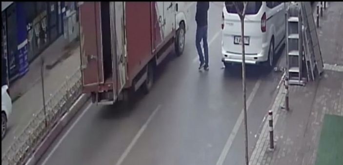 Kamyonetin açık kalan kapısının yayaya çarptığı an kamerada -5