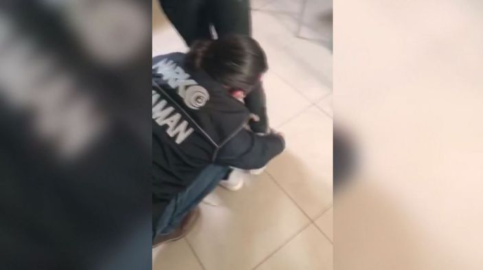 Ayakkabısına gizlediği uyuşturucuyla yakalandı -1