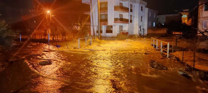 Bayramiç'te sağanak yağış nedeniyle dereler taştı -1