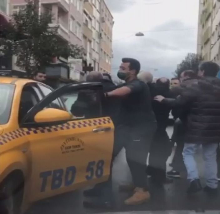Fatih'te yumruk yumruğa yol verme kavgası kamerada -5