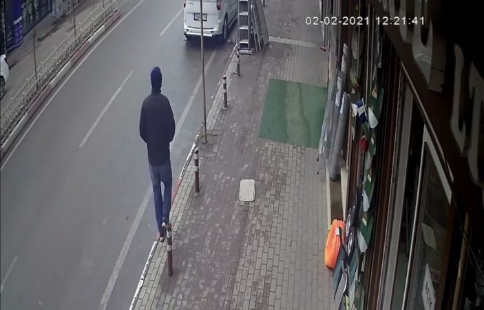 Kamyonetin açık kalan kapısının yayaya çarptığı an kamerada -4