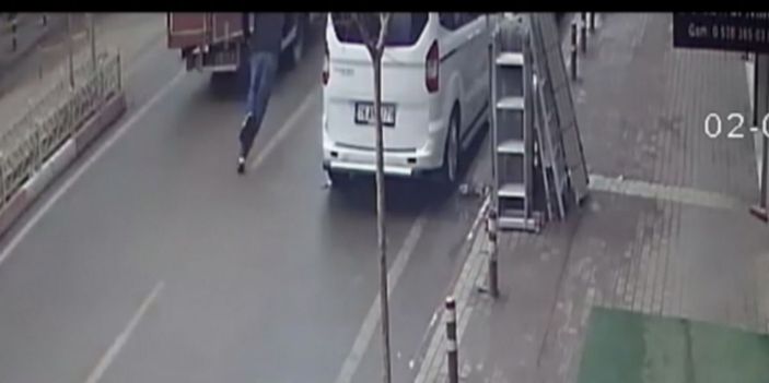 Kamyonetin açık kalan kapısının yayaya çarptığı an kamerada -3