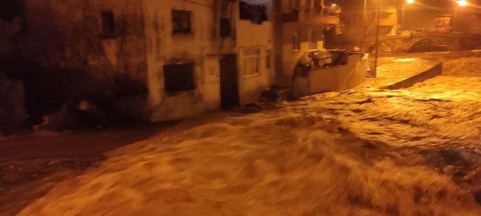 Bayramiç'te sağanak yağış nedeniyle dereler taştı -2