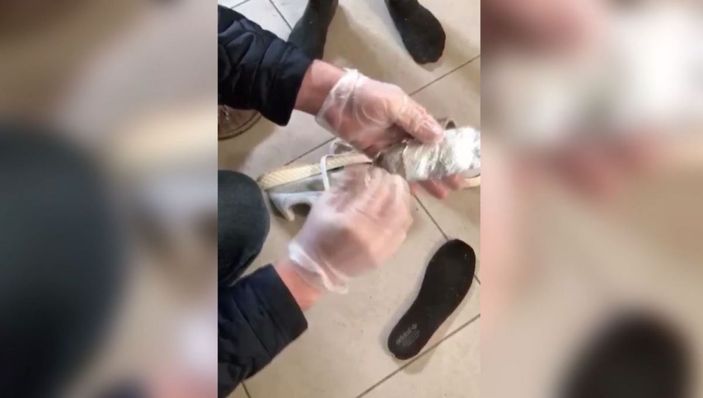 Ayakkabısına gizlediği uyuşturucuyla yakalandı -3