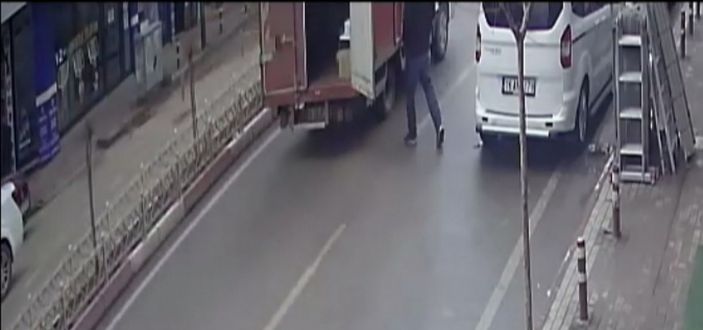 Kamyonetin açık kalan kapısının yayaya çarptığı an kamerada -6