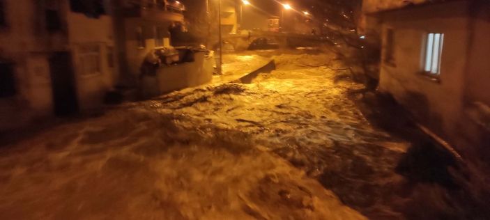 Bayramiç'te sağanak yağış nedeniyle dereler taştı -3