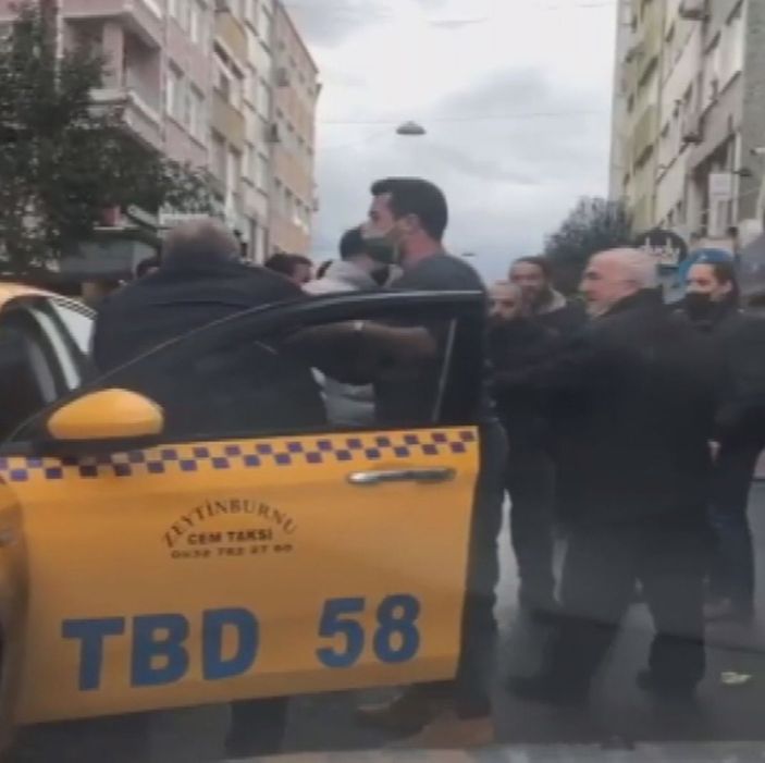Fatih'te yumruk yumruğa yol verme kavgası kamerada -2