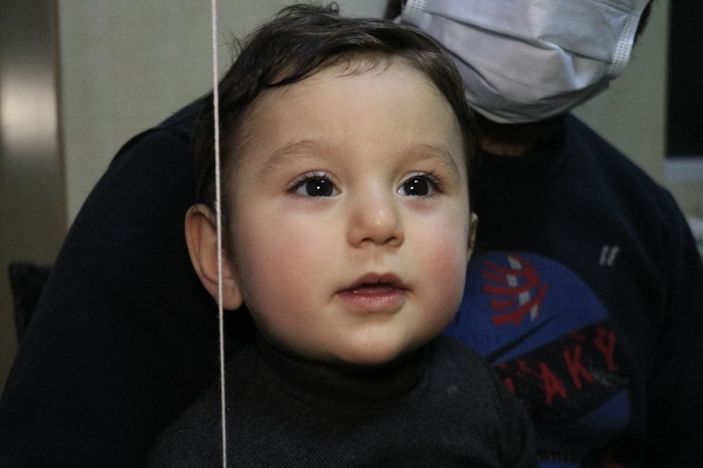 Suriyeli bebeği ölümden polis kurtardı -2