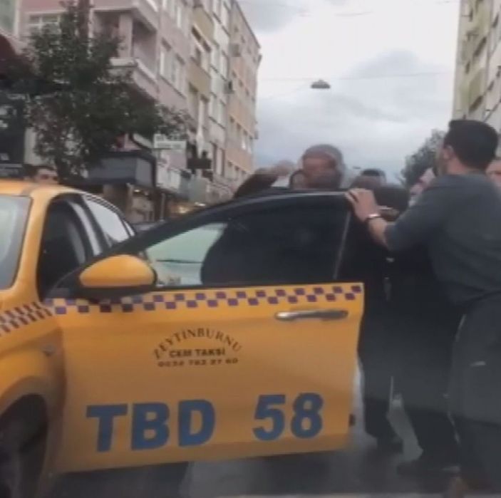 Fatih'te yumruk yumruğa yol verme kavgası kamerada -3