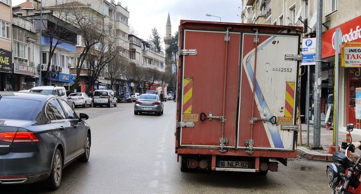 d Kamyonetin açık kalan kapısının yayaya çarptığı an kamerada -10