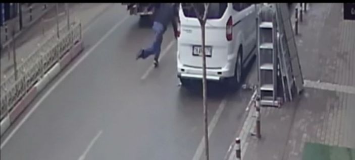 Kamyonetin açık kalan kapısının yayaya çarptığı an kamerada -1