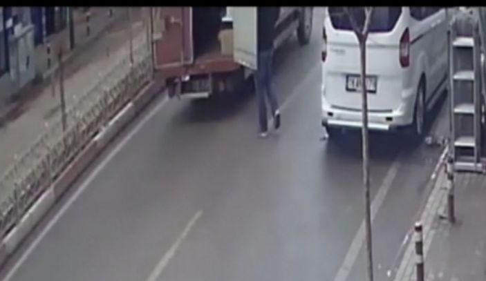 Kamyonetin açık kalan kapısının yayaya çarptığı an kamerada -7