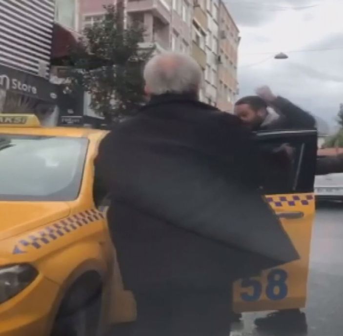 Fatih'te yumruk yumruğa yol verme kavgası kamerada -6
