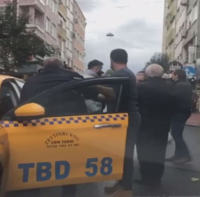 Fatih'te yumruk yumruğa yol verme kavgası kamerada -4