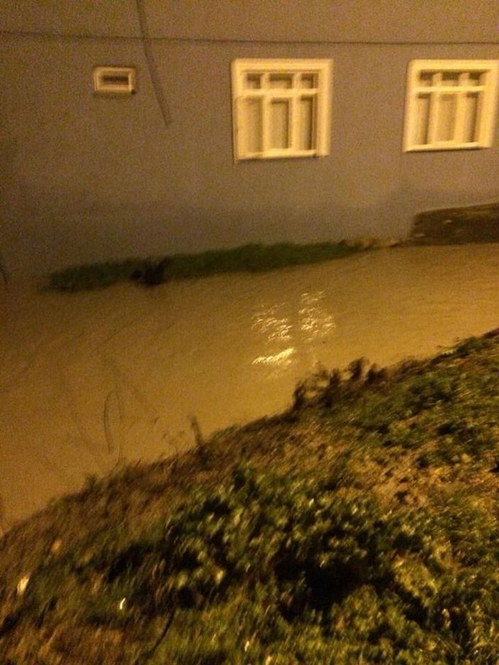 Tekirdağ’da şiddetli sağanak sonrası yol çöktü, sokaklar göle döndü -7
