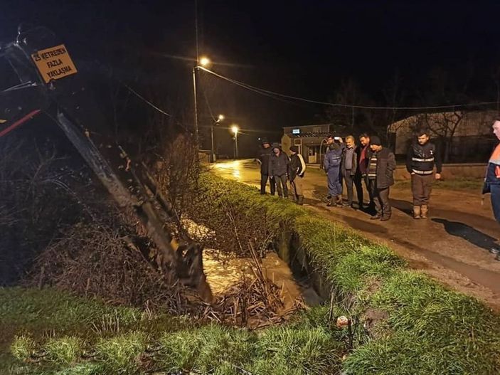 Tekirdağ’da şiddetli sağanak sonrası yol çöktü, sokaklar göle döndü -1