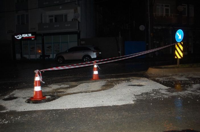 Tekirdağ’da şiddetli sağanak sonrası yol çöktü, sokaklar göle döndü -6