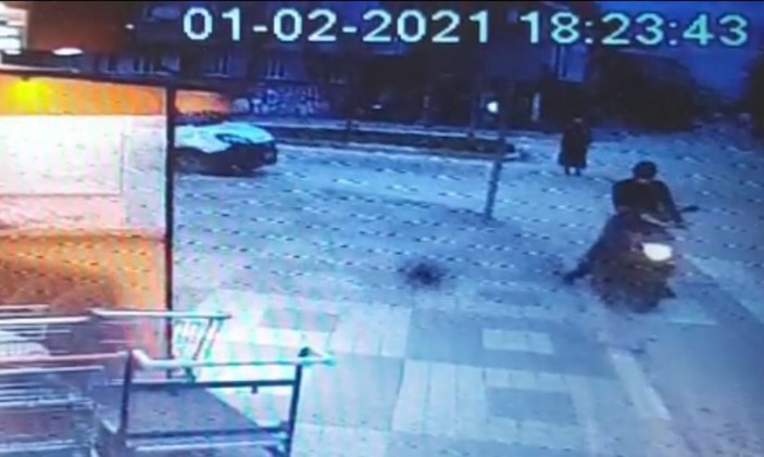 Market önüne bırakılan elektrikli bisikletin çalınma anı kamerada -2