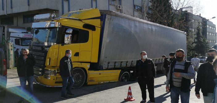 Bağcılar'da yol çöktü iplik yüklü TIR mahsur kaldı -2