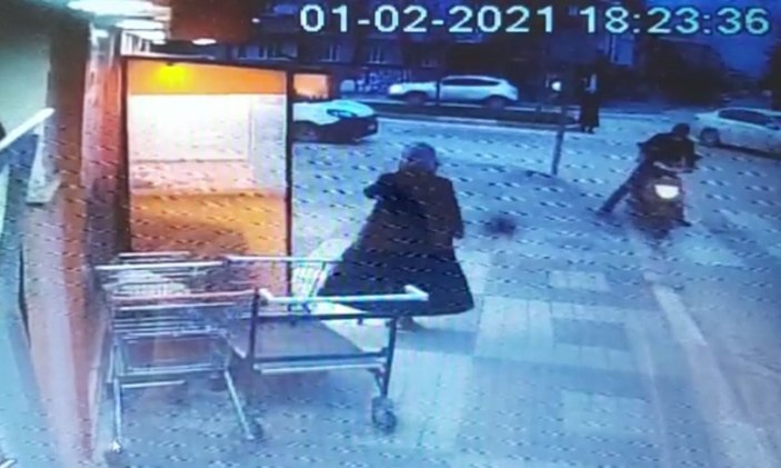 Market önüne bırakılan elektrikli bisikletin çalınma anı kamerada -1