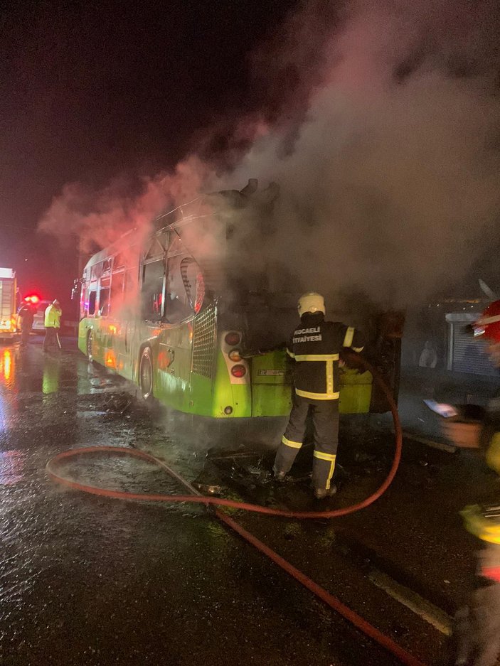 Seyir halindeki halk otobüsü alev alev yandı -1