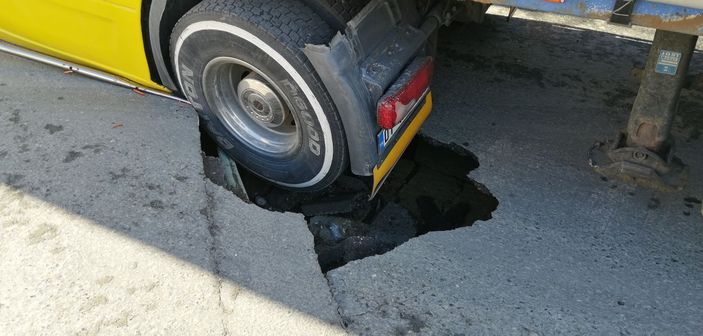 Bağcılar'da yol çöktü iplik yüklü TIR mahsur kaldı -4