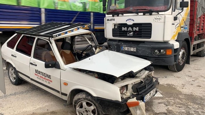 Afyonkarahisar'da tırın çarptığı otomobil