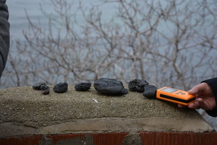 Sinop'ta tarlada bulduğu göktaşı parçalarını kasada saklıyor