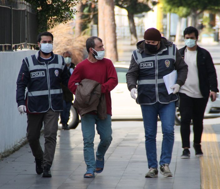 Kaçarken ayakkabılarını çıkaran hırsızlık şüphelisi, adliyeye polisin verdiği terlikle çıktı -2