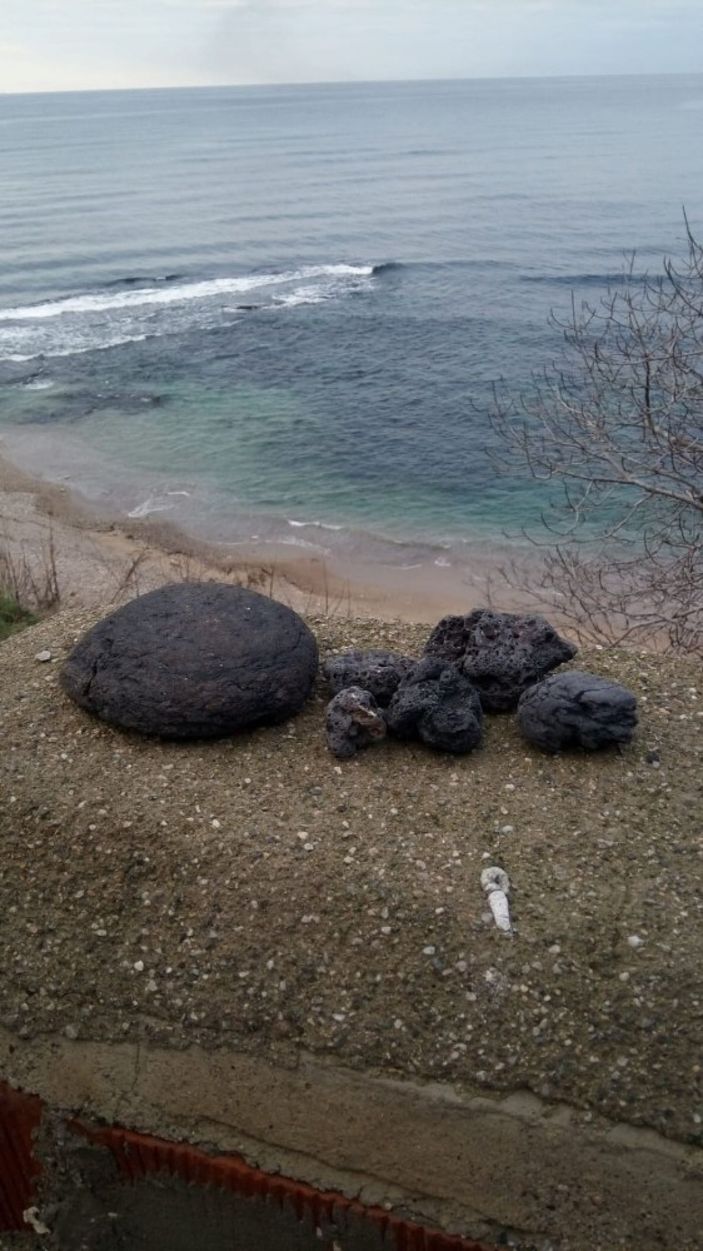 Sinop'ta tarlada bulduğu göktaşı parçalarını kasada saklıyor