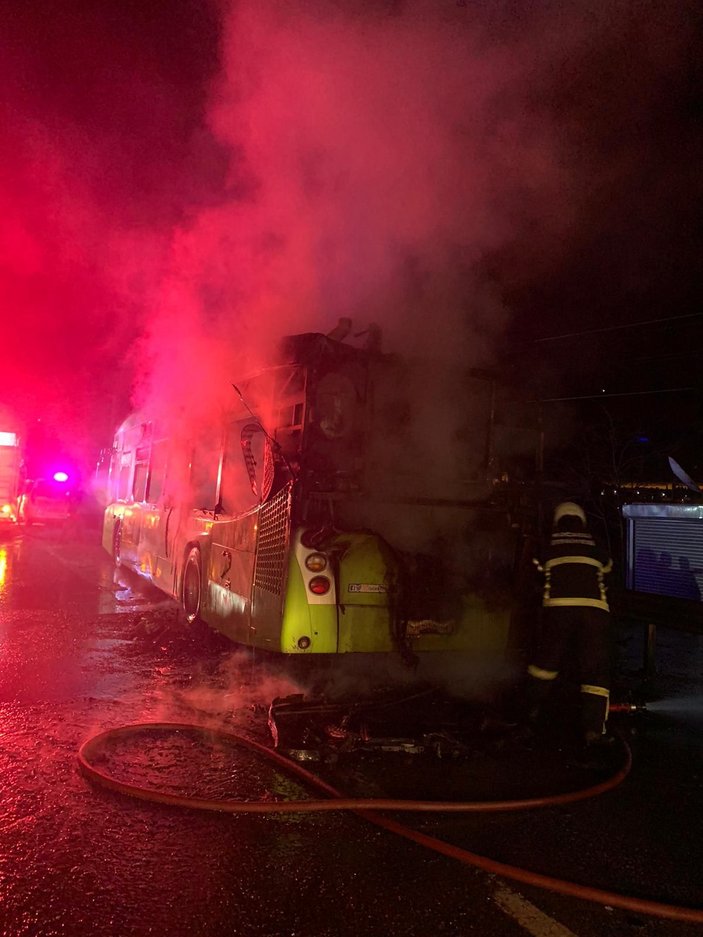 Seyir halindeki halk otobüsü alev alev yandı -2