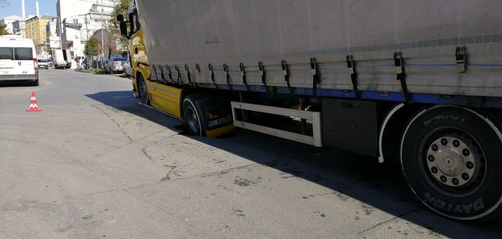 Bağcılar'da yol çöktü iplik yüklü TIR mahsur kaldı -1