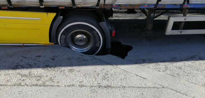 Bağcılar'da yol çöktü iplik yüklü TIR mahsur kaldı -3