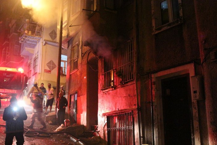 Yangında mahsur kalan yaşlı kadını vatandaşlar son anda kurtardı -1