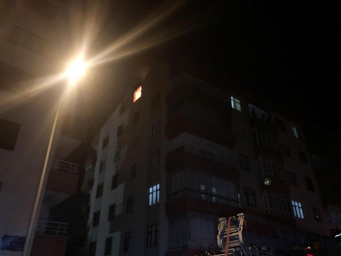Evinde çıkan yangında dumandan etkilenip, hastanelik oldu -3